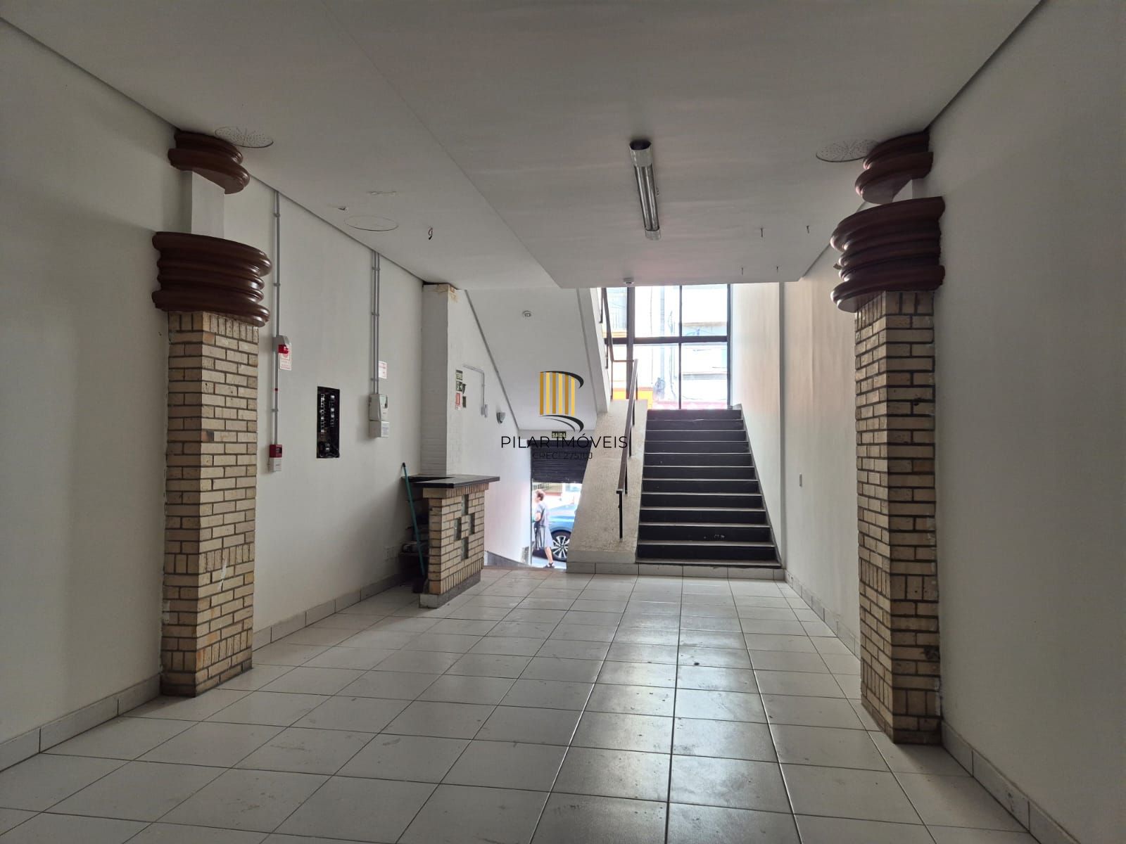 Prédio comercial com 3 andares