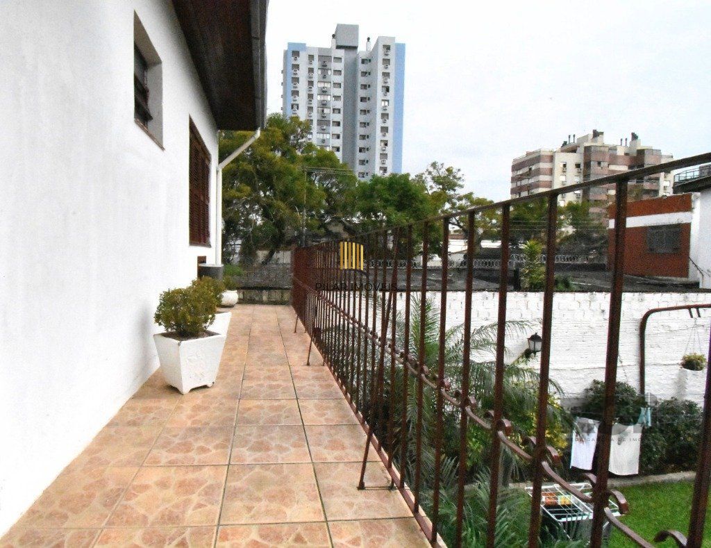 CASA - 5 dorms. -  3 vagas -  290 m² - MENINO DEUS