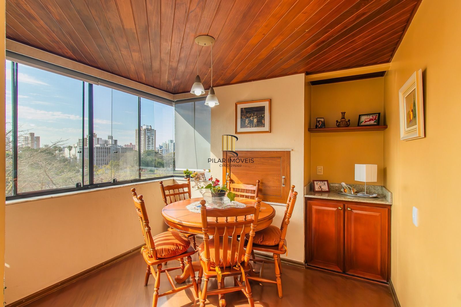 Apartamento panorâmico com três dormitórios, garagem