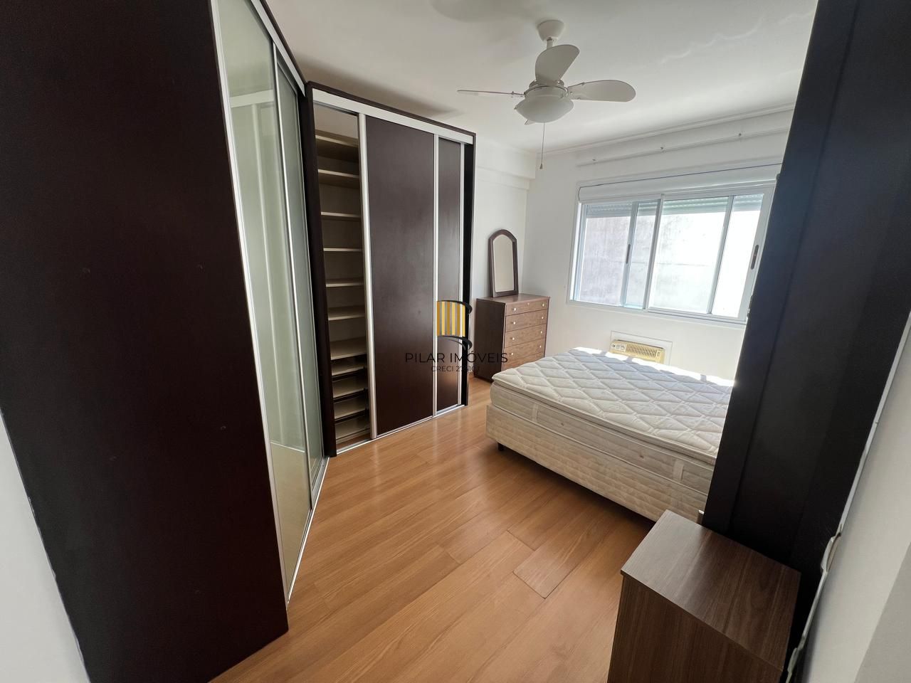 Apartamento 2 D com suite e garagem ,