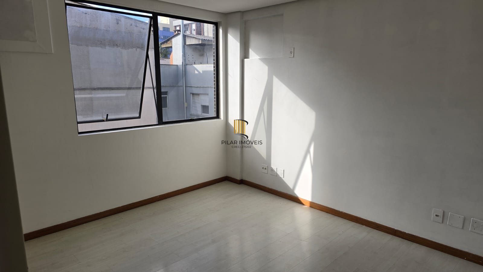 Sala a venda no Menino Deus