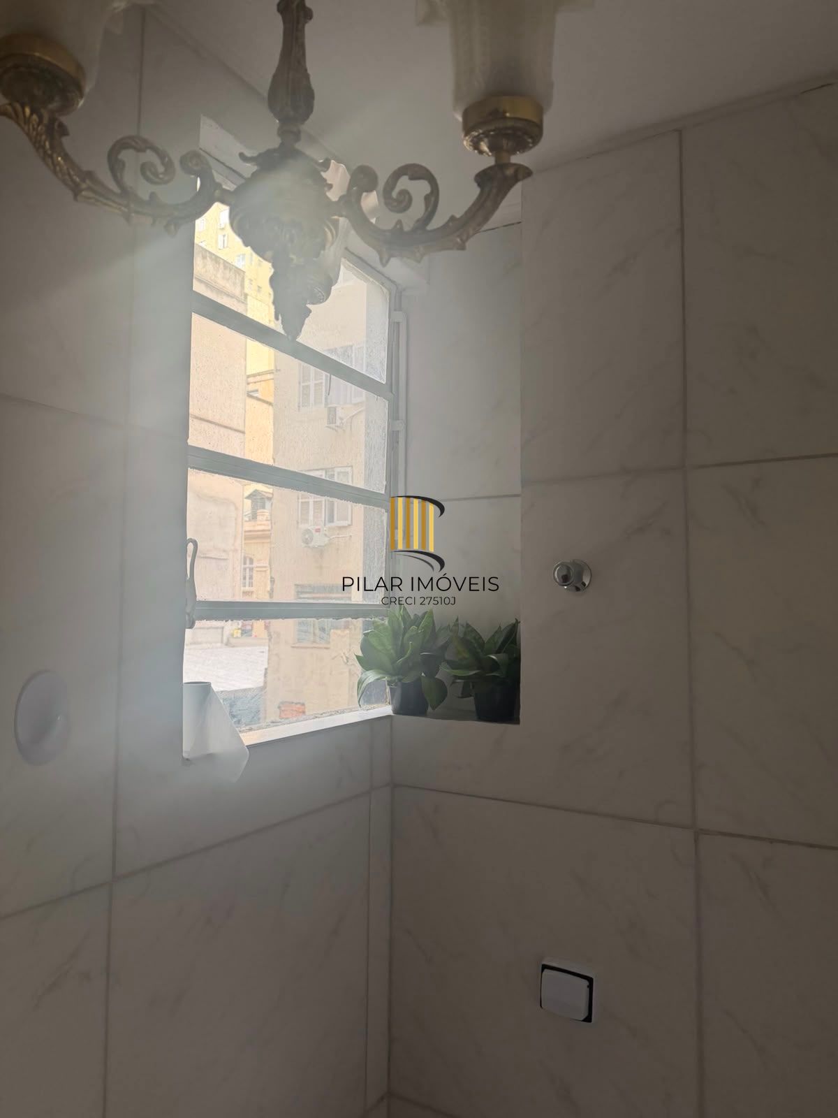 Excelente oportunidade sala comercial rua DR. flores , 0 dormitório