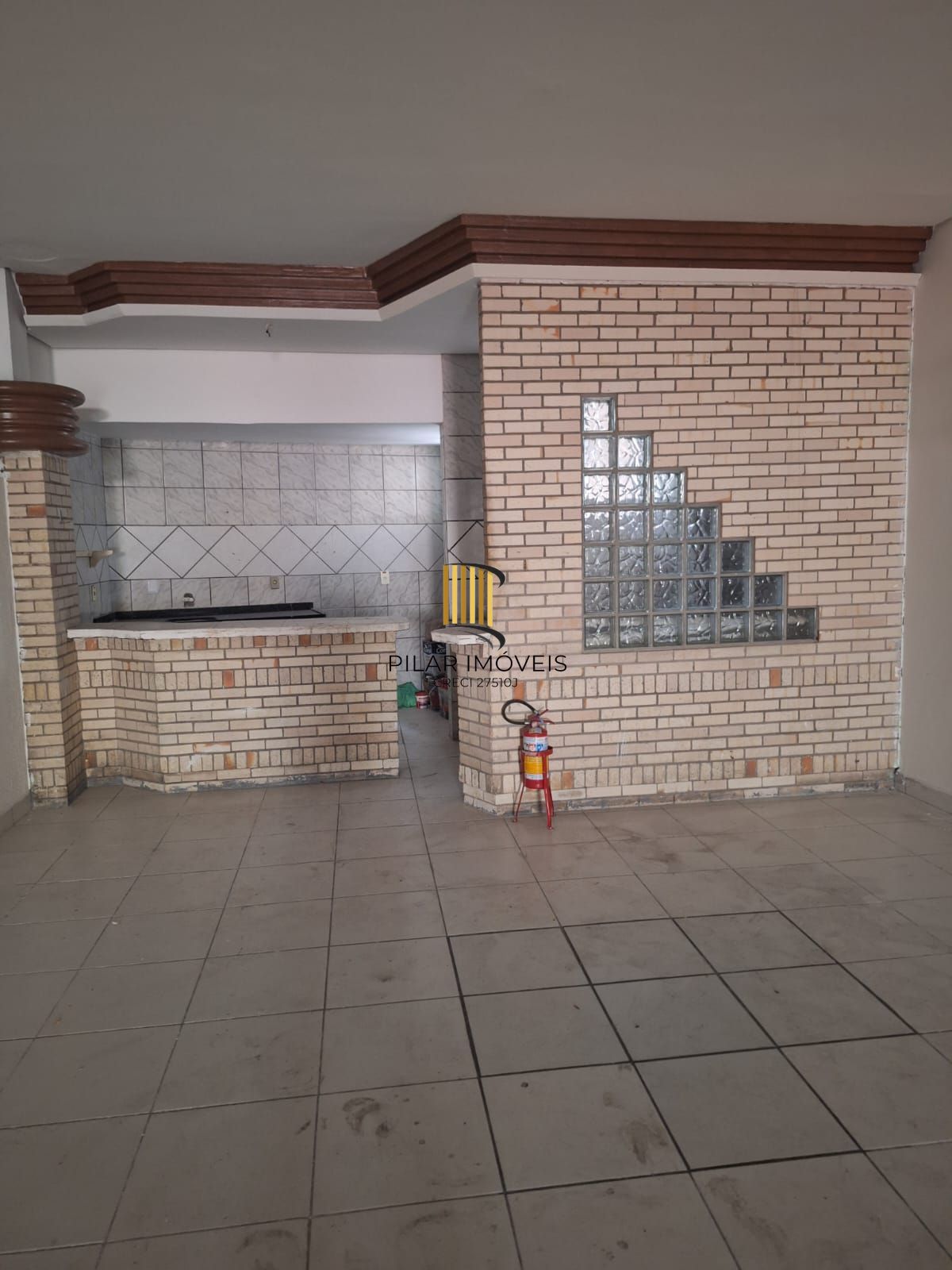 Prédio comercial com 3 andares