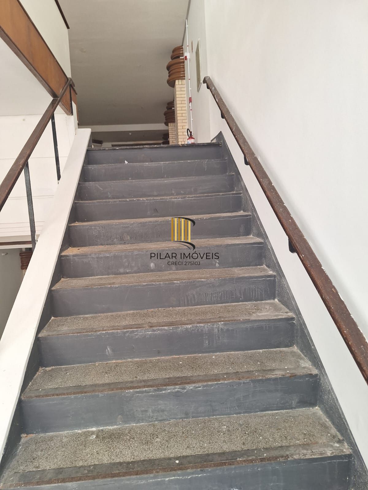 Prédio comercial com 3 andares