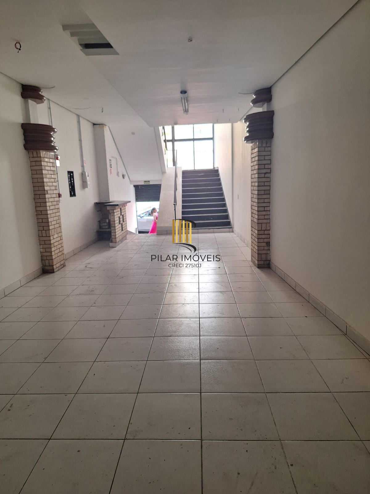 Prédio comercial com 3 andares
