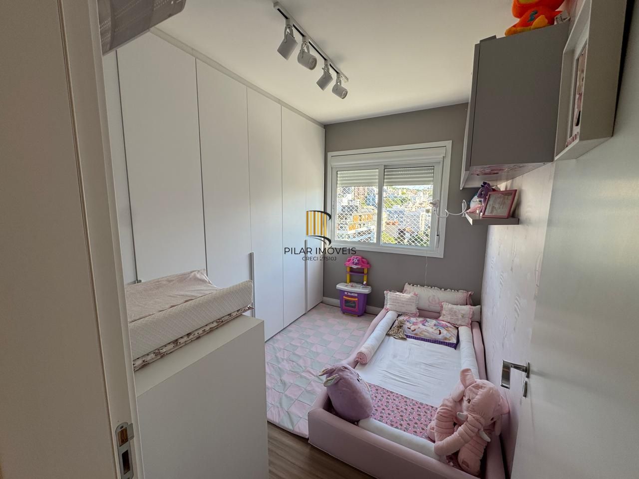 Apartamento de 2 dormitórios no Menino Deus, com vaga dupla coberta 75,81m² de área privativa.