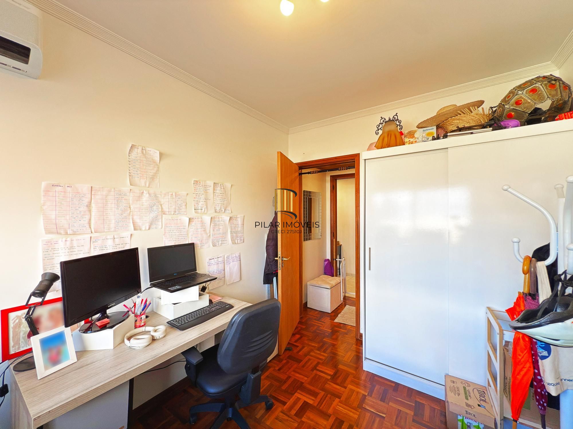 Apto 82m² 3 quartos, sendo um de empregada com suíte, prédio com elevador e vaga de garagem.