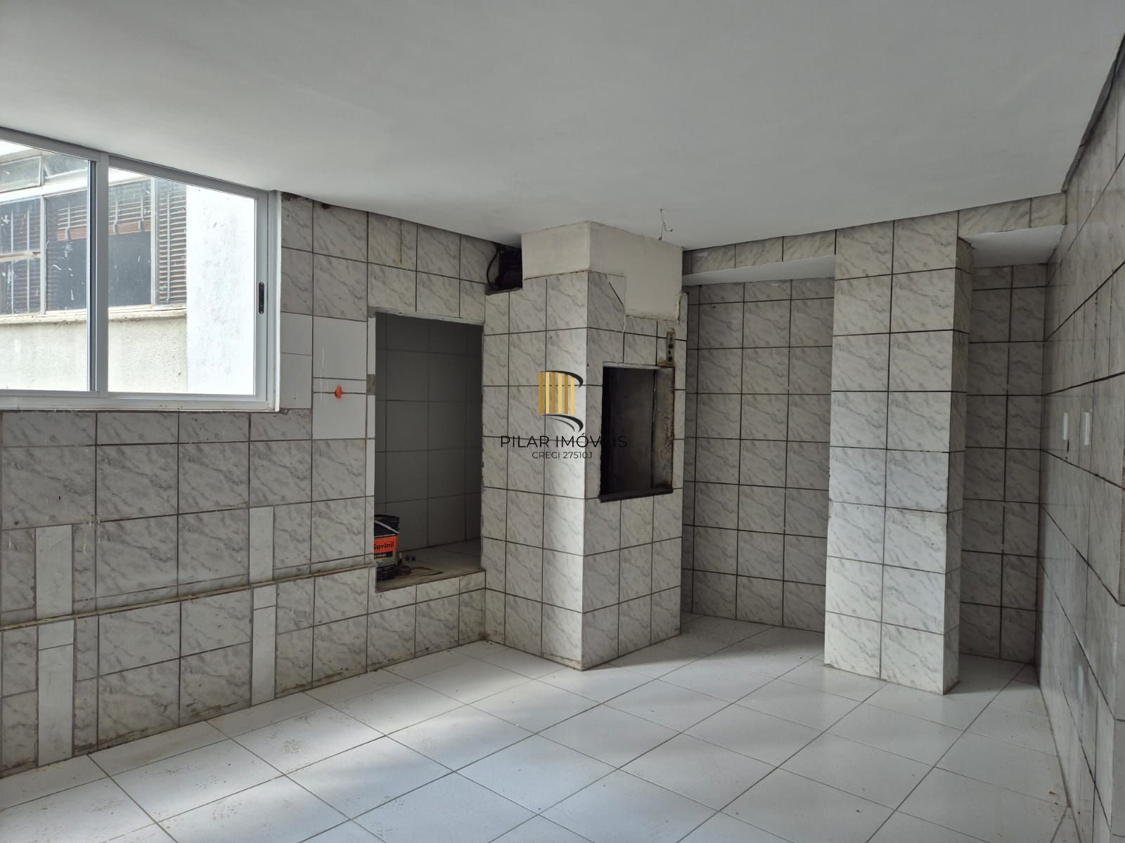 Prédio comercial com 3 andares