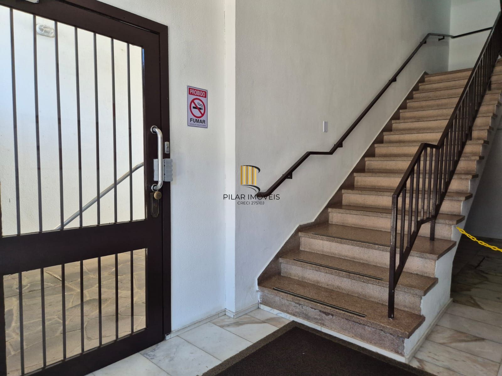 Um dormitório com sacada