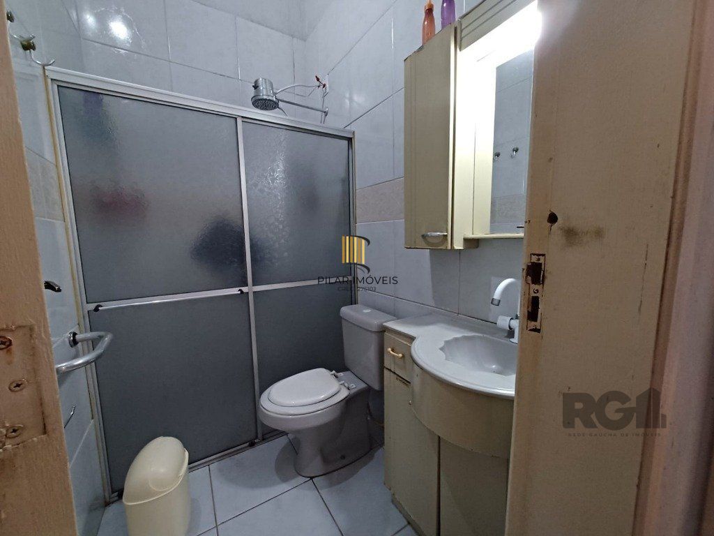 Casa térrea com edícula aos fundos