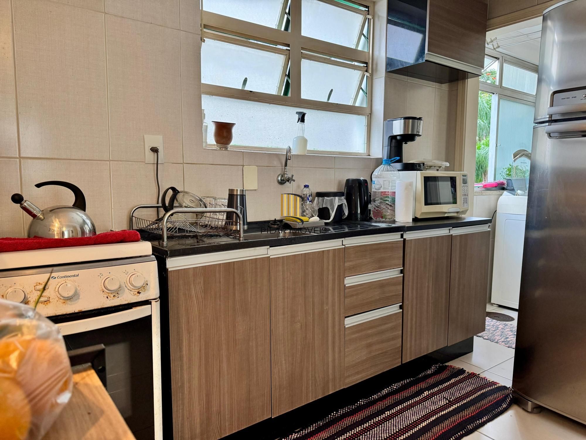 Apartamento semimobiliado em excelentes condições.