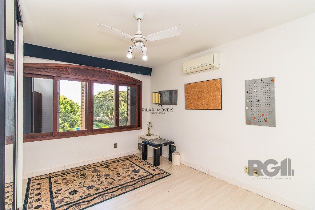 Casa com quatro quartos/dormitórios e muitos ambientes aconchegantes.