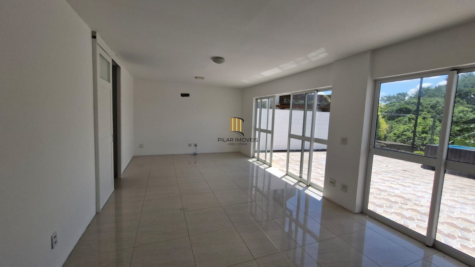Casa em Condomínio fechado, 5 dormitórios sendo 2 suítes, 5 banheiros, 203 m² de área privativa, 2 garagem cobertas
