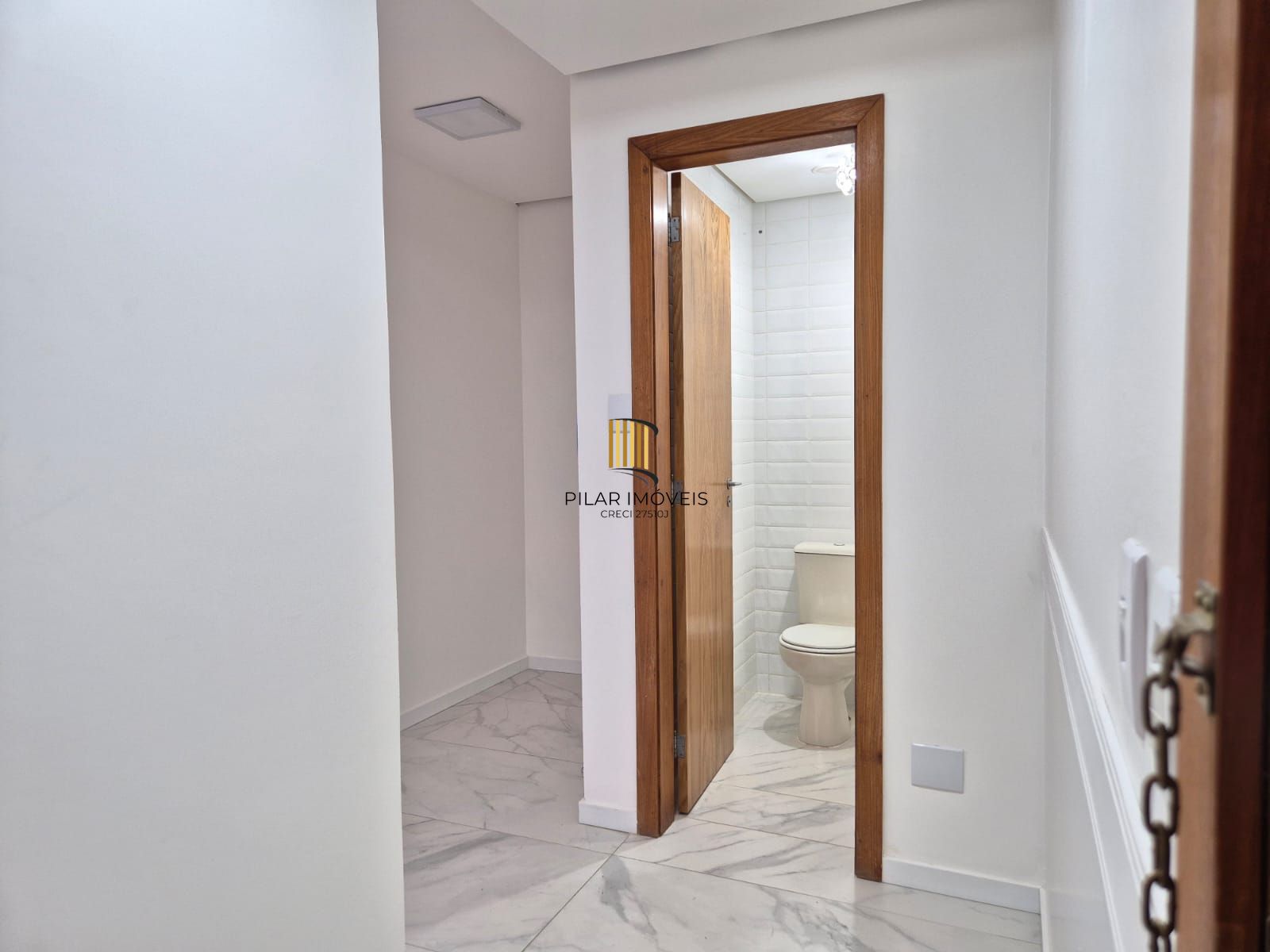 Sala reformada com box