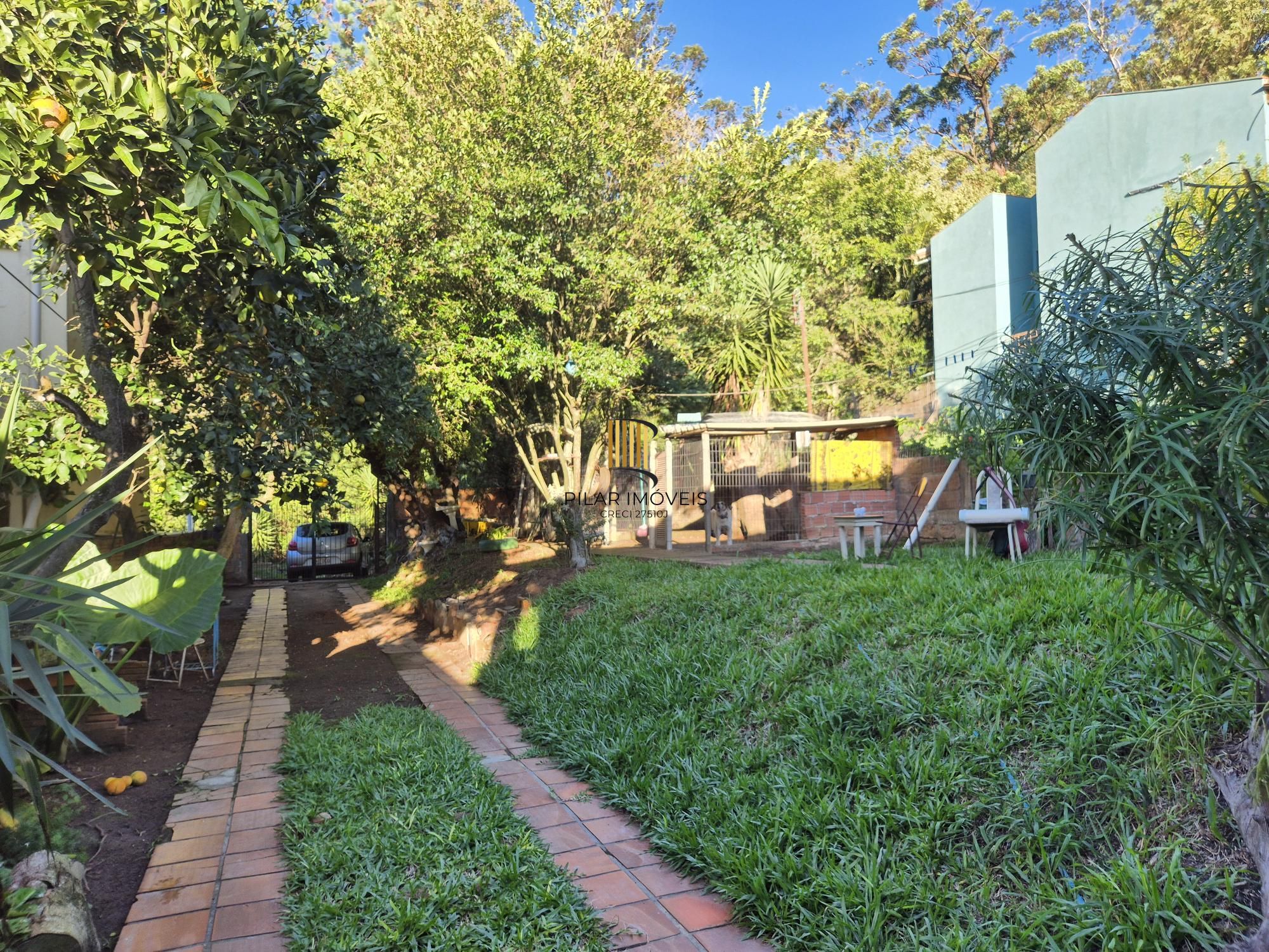 Casa com amplo jardim - Pilar Imóveis