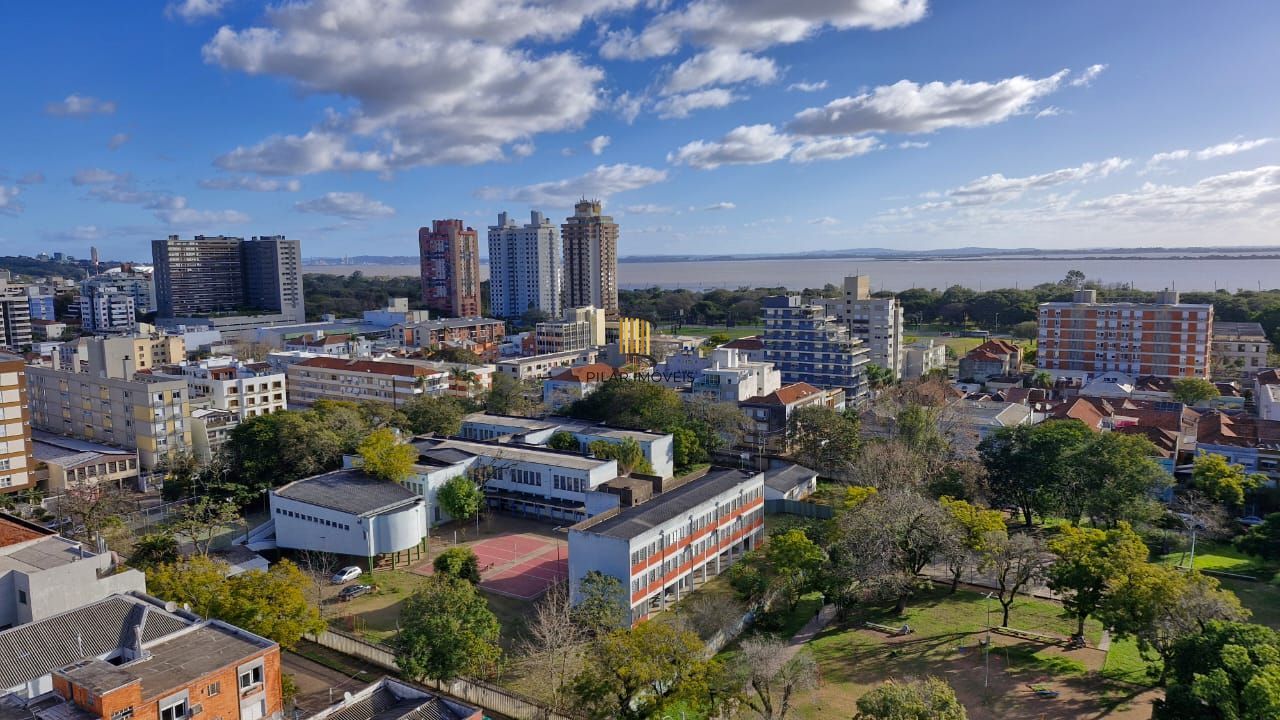 Apartamento impecável de frente no Menino Deus, 103,00 m² de área útil, 2 dormitórios, varanda integrada com churrasqueira, 2 garagens