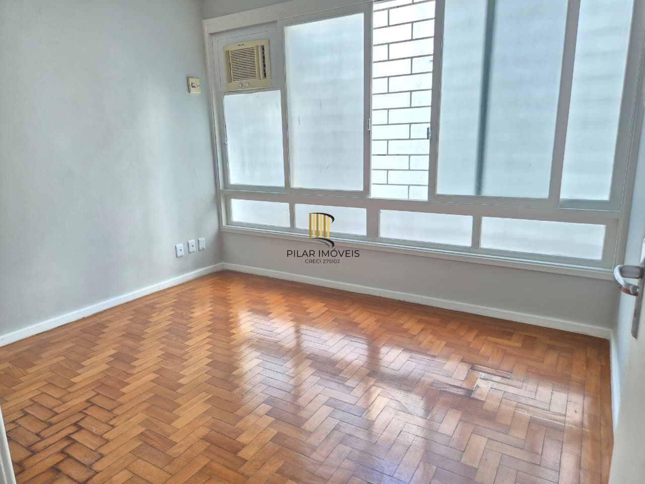 Casa comercial no miolo do bairro Menino Deus