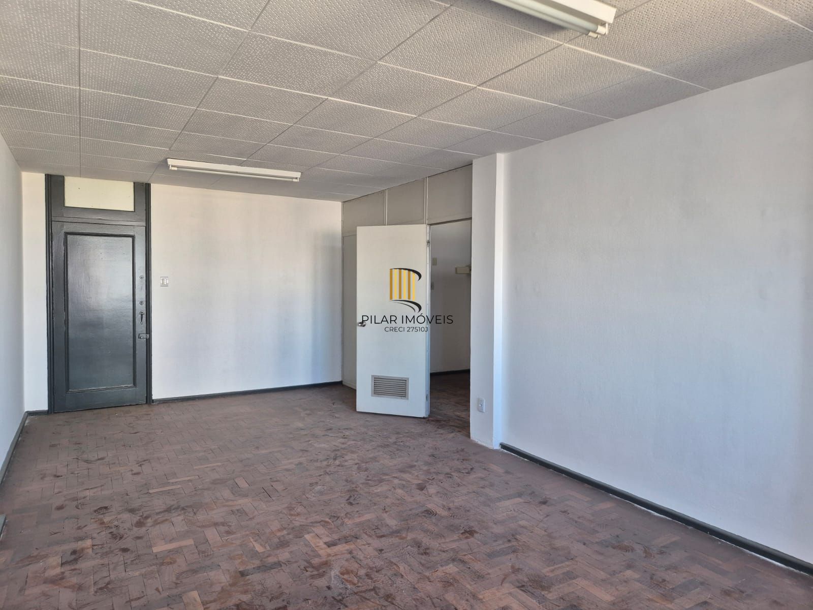 Sala em andar alto, desocupada