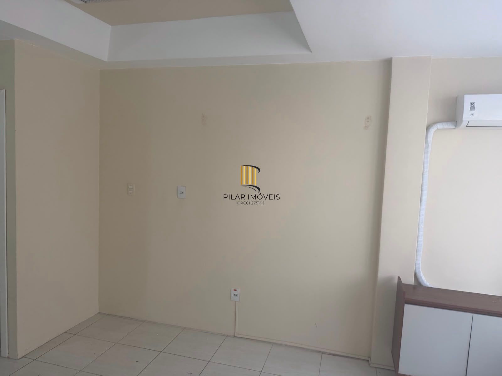 Excelente oportunidade sala comercial rua DR. flores , 0 dormitório