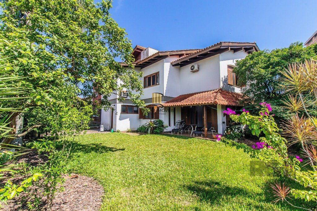 Casa com quatro quartos/dormitórios e muitos ambientes aconchegantes.