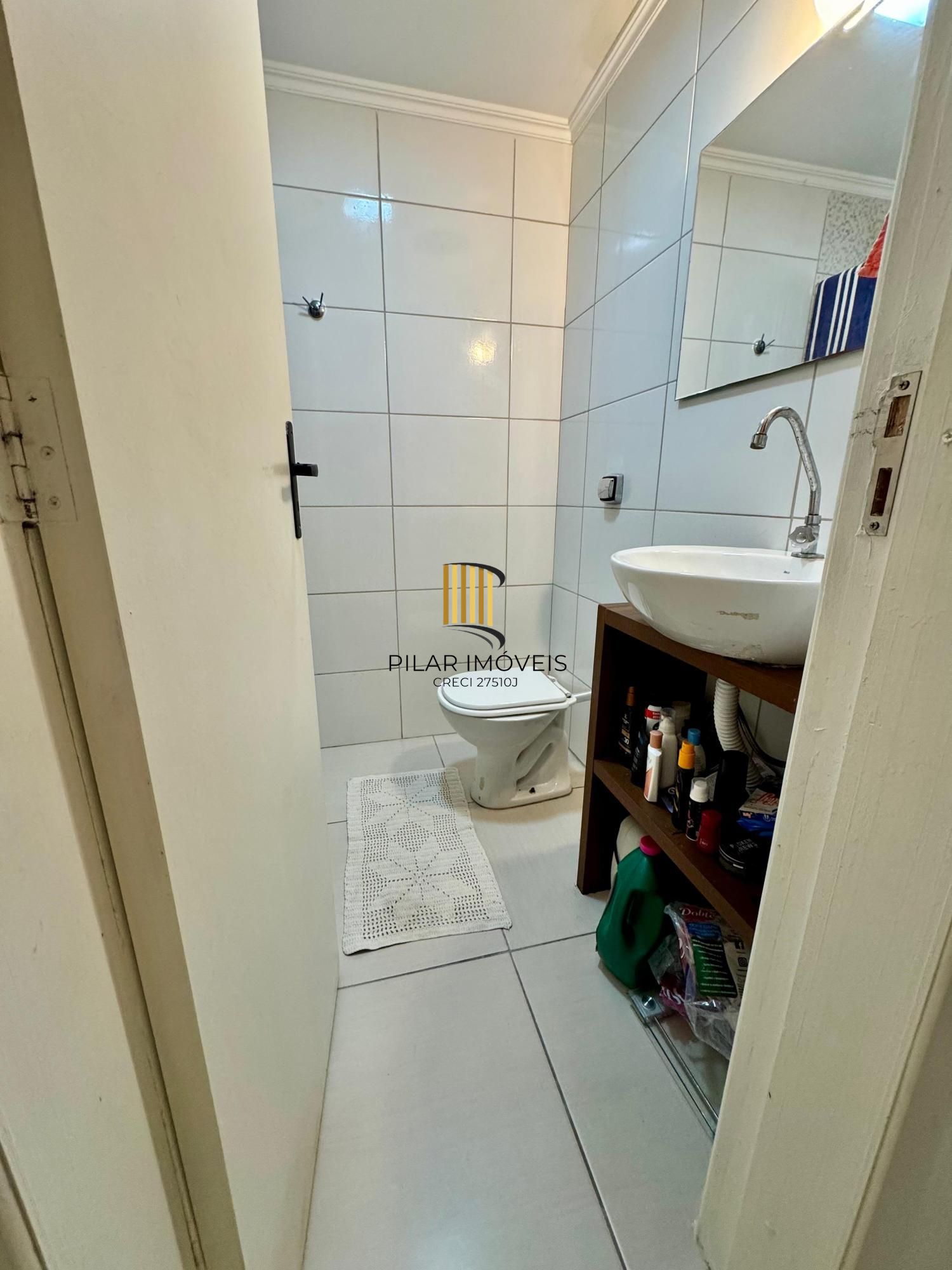 Apartamento semimobiliado em excelentes condições.