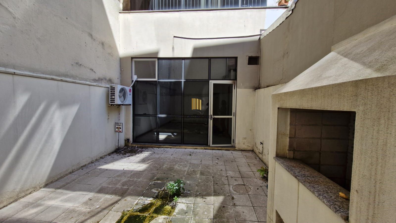 Sala na Rua General Lima e Silva com 68,50 m² de área privativa, pátio com churrasqueira