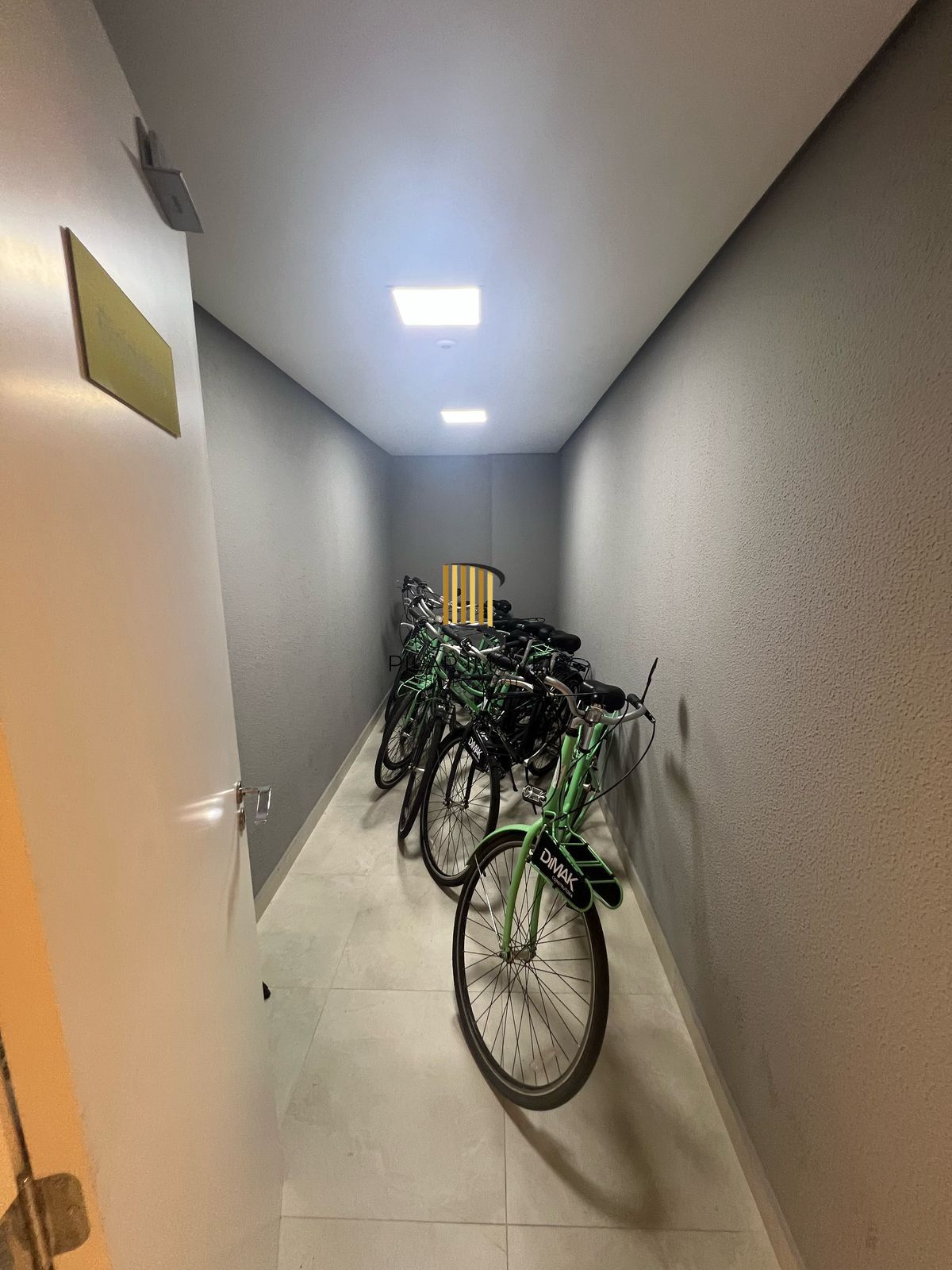 Apartamento de 2 dormitórios no Menino Deus, com vaga dupla coberta 75,81m² de área privativa.