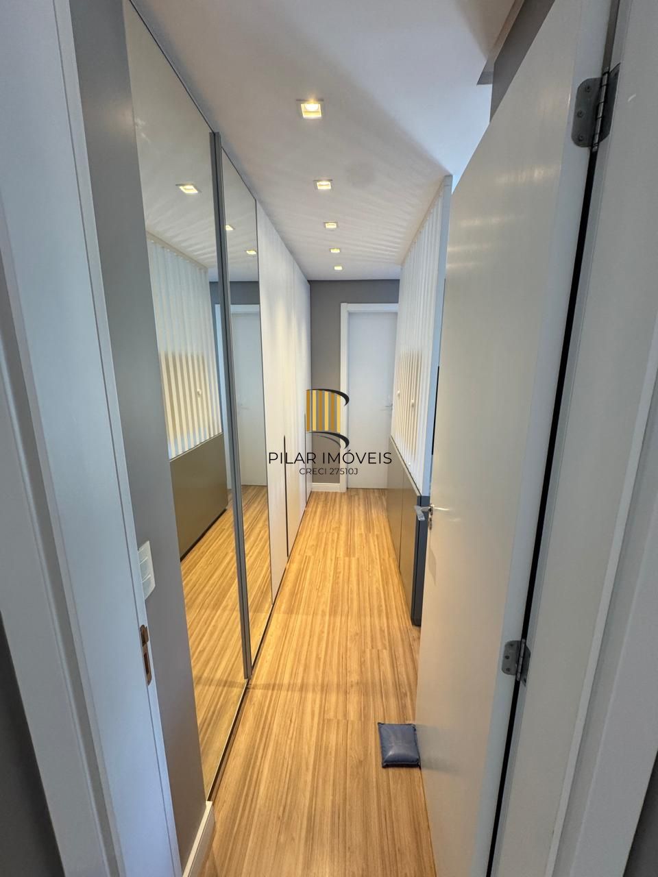 Apartamento de 2 dormitórios no Menino Deus, com vaga dupla coberta 75,81m² de área privativa.