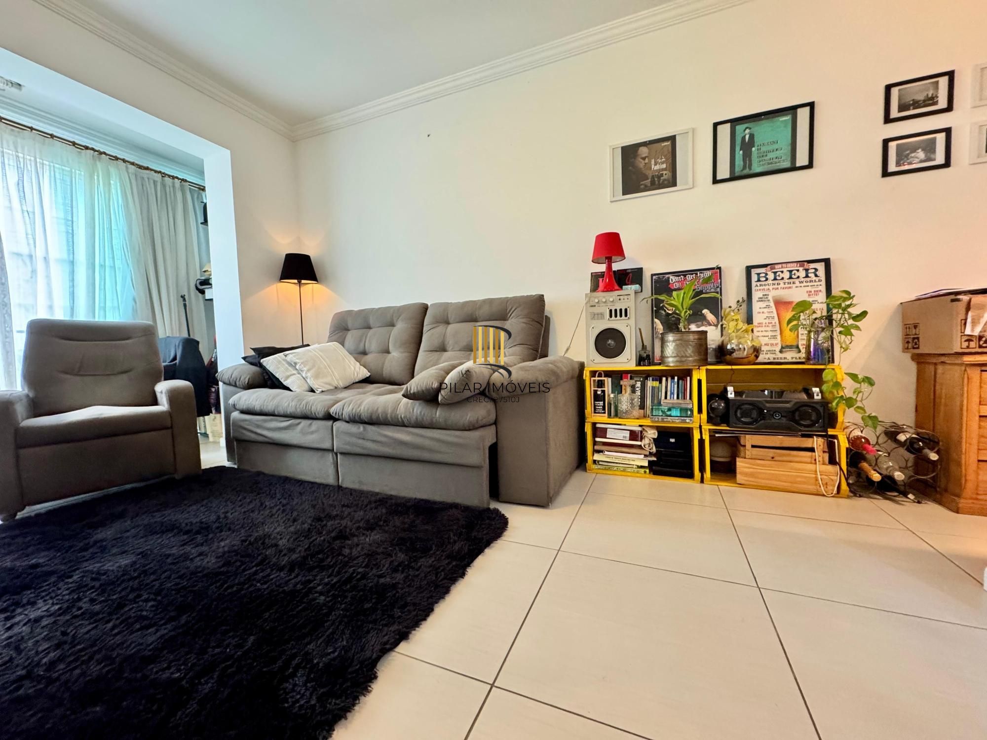 Apartamento semimobiliado em excelentes condições.
