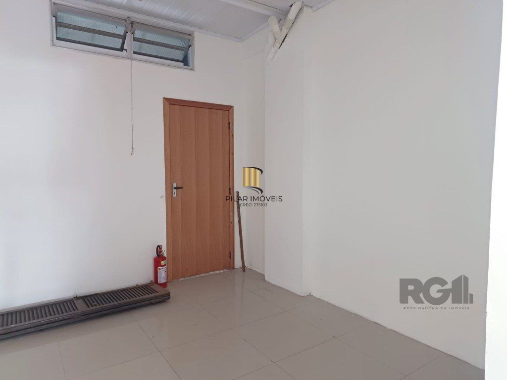 Sala de frente com vaga