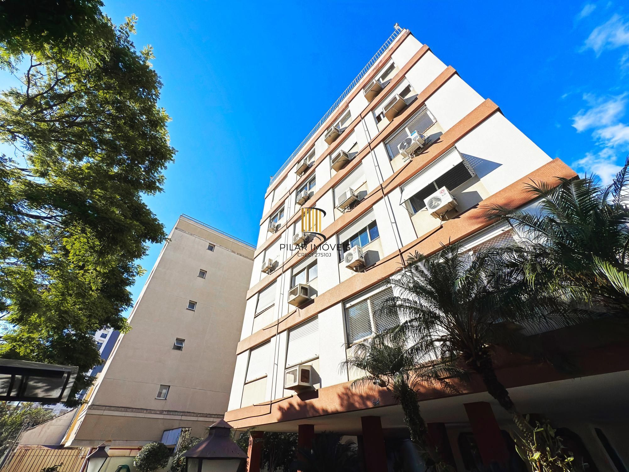 Apto 82m² 3 quartos, sendo um de empregada com suíte, prédio com elevador e vaga de garagem.