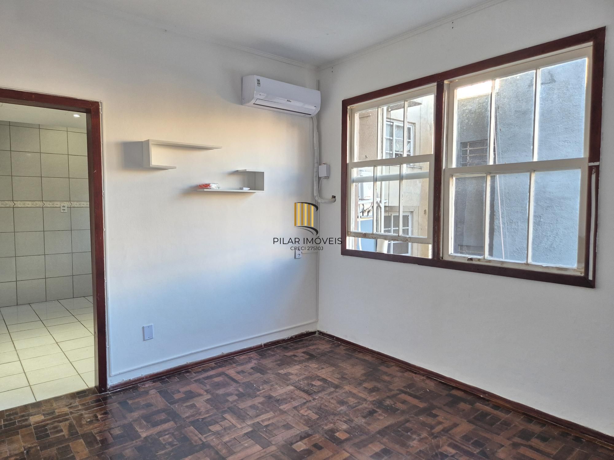 Imóvel desocupado, próximo ao gasômetro