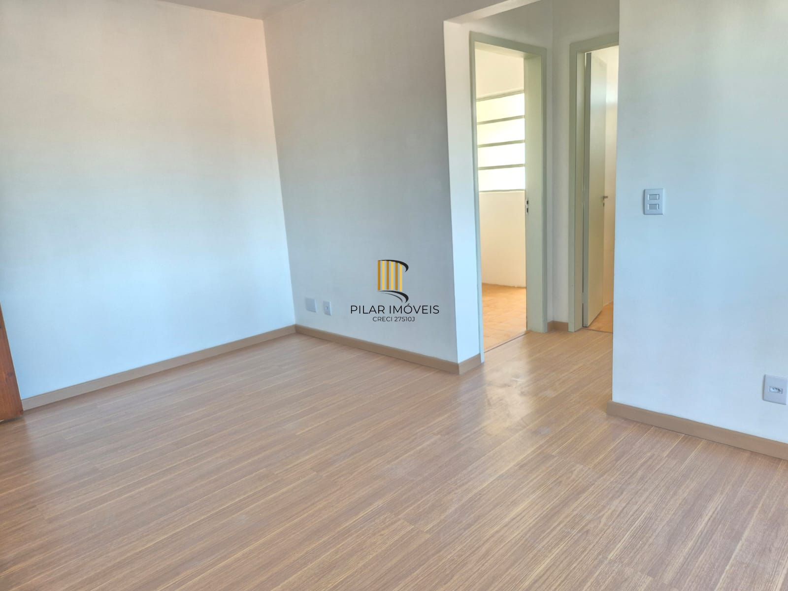 Um dormitório com sacada