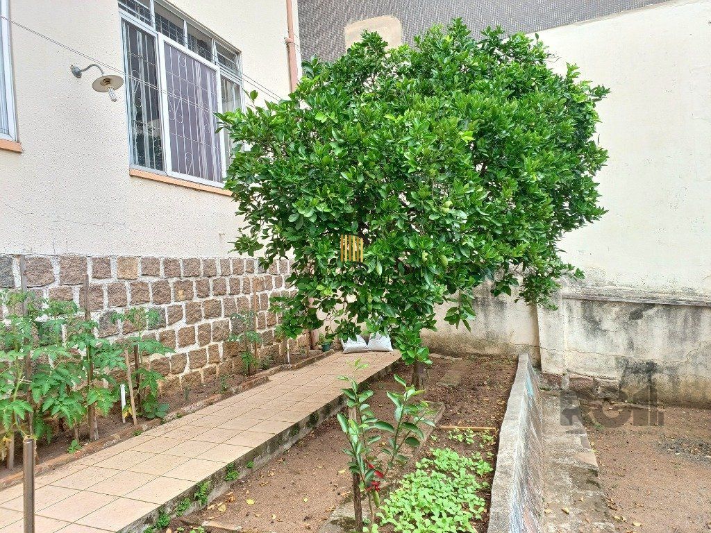 Casa averbada, ampla e ensolarada!