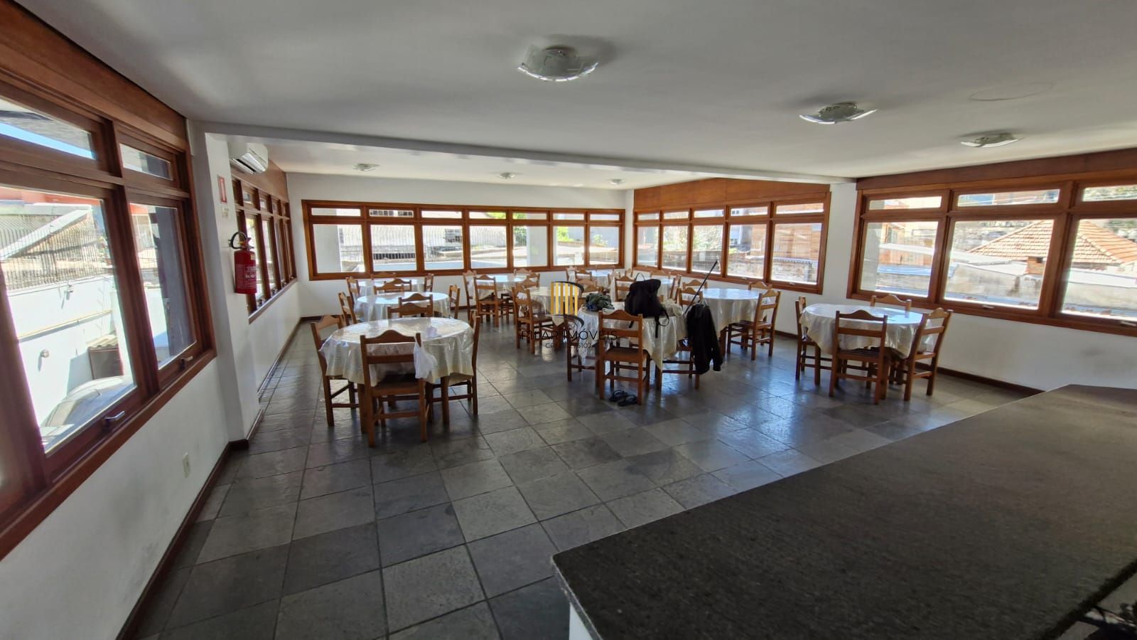 Apartamento todo reformado pronto para morar no Menino Deus