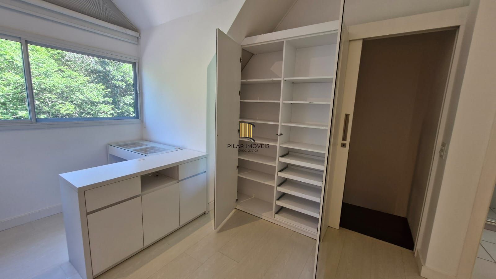 Casa em Condomínio fechado, 5 dormitórios sendo 2 suítes, 5 banheiros, 203 m² de área privativa, 2 garagem cobertas