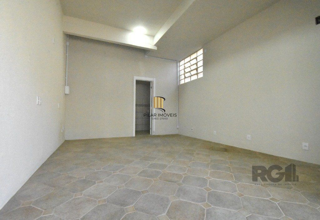 Sala reformada e desocupada!