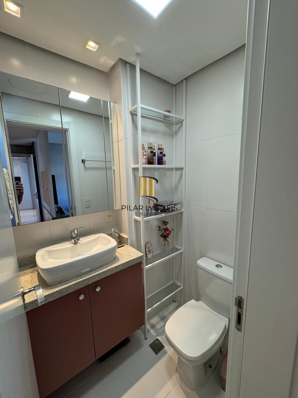 Apartamento de 2 dormitórios no Menino Deus, com vaga dupla coberta 75,81m² de área privativa.