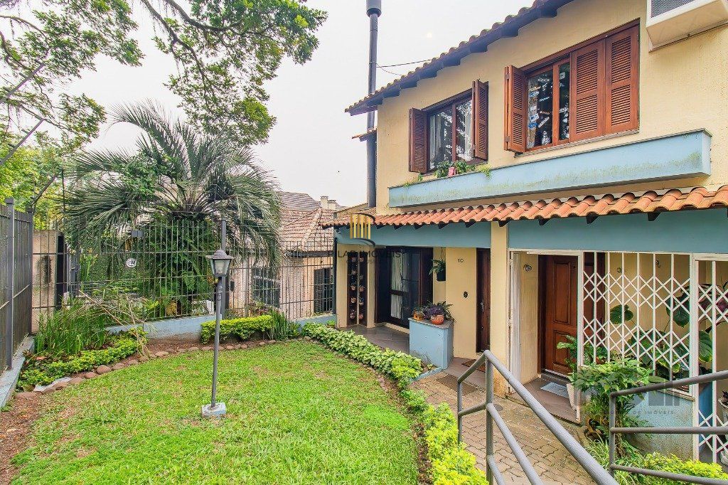 Belíssima casa em Condomínio com 3 dormitórios