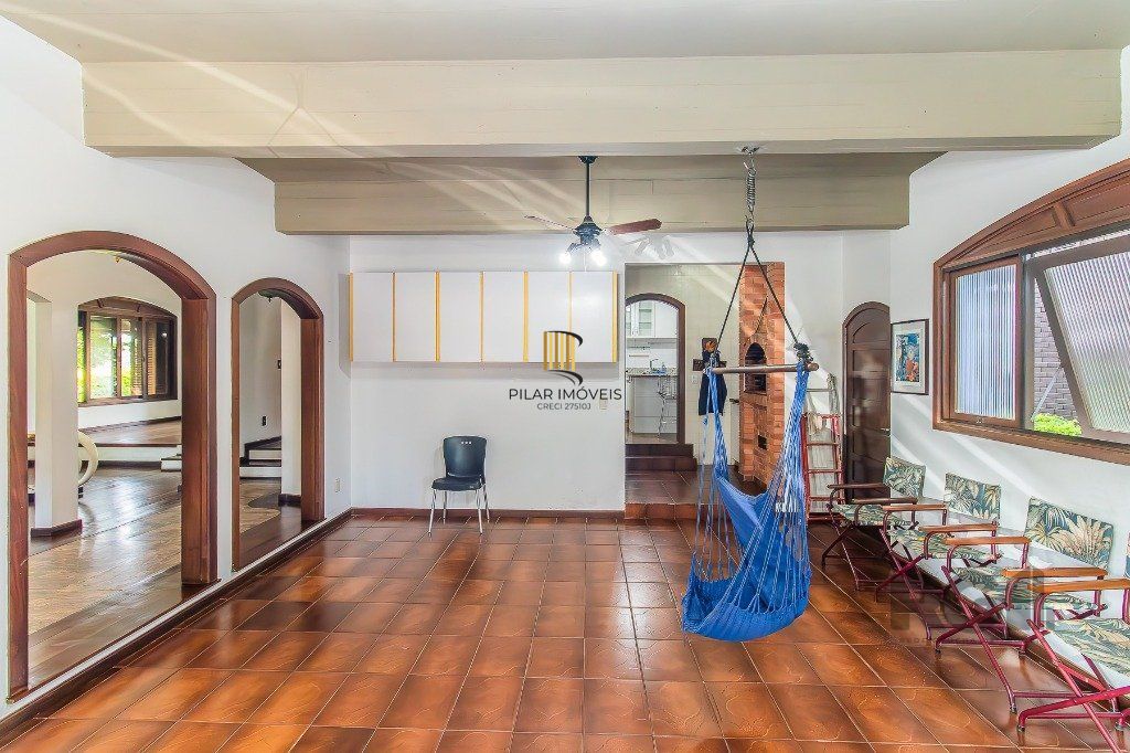 Casa com quatro quartos/dormitórios e muitos ambientes aconchegantes.