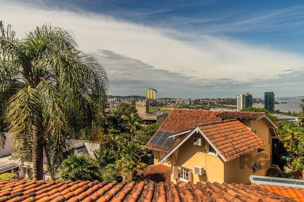 Casa com quatro quartos/dormitórios e muitos ambientes aconchegantes.