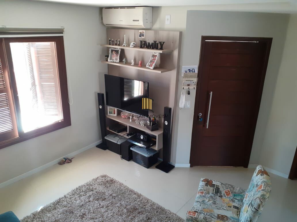 Casa quatro dormitórios ( 1 suíte) garagem ( 2 carros)