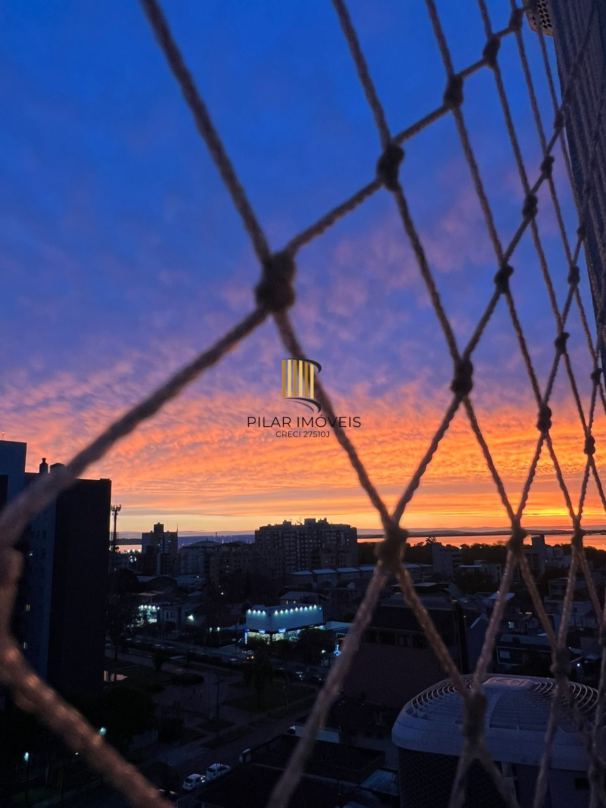 Apartamento de 2 dormitórios no Menino Deus, com vaga dupla coberta 75,81m² de área privativa.