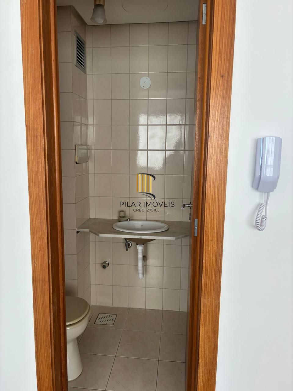 Ótima sala de 24,88 metros quadrados no Menino Deus