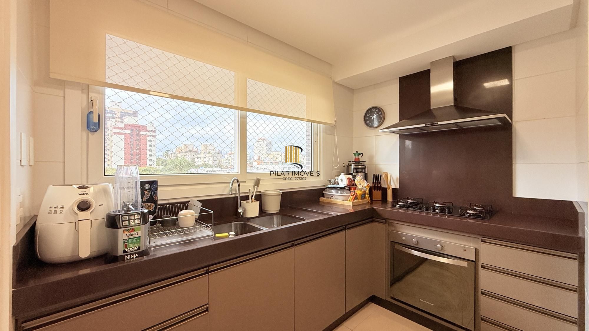 Excelente apartamento amplo com 2 dormitórios, 2 suítes mais dependência de empregada ou gabinete ou 3º dormitório