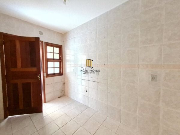 Casa de 3 dormitórios, apenas uma quadra da Av. Edgar Pires de Castro