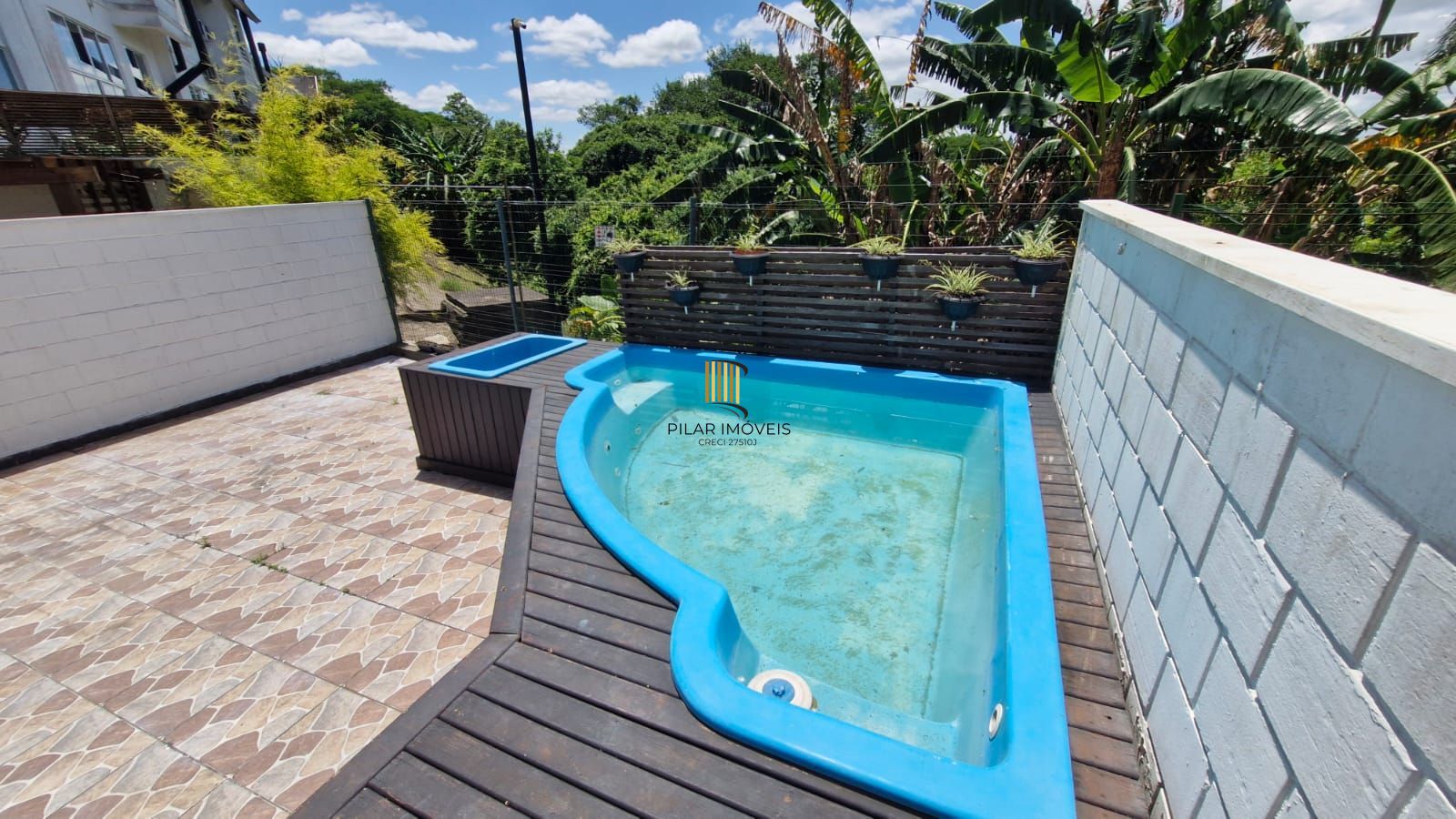Casa em Condomínio fechado, 5 dormitórios sendo 2 suítes, 5 banheiros, 203 m² de área privativa, 2 garagem cobertas