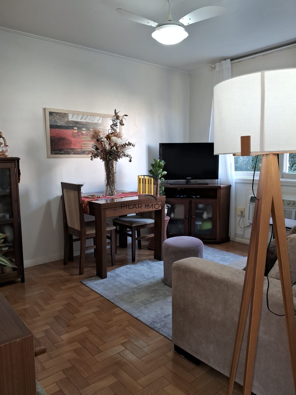 Apartamento de 58 m² com 2 quartos localizado no Bairro Menino Deus.