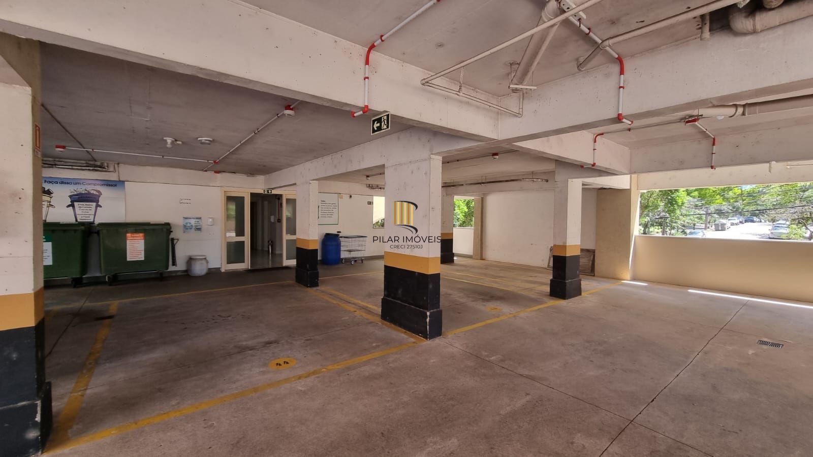 Apartamento 03 dormitórios 110mq e duas vagas, semi mobiliado,  no Bairro Auxiliadora para locação.