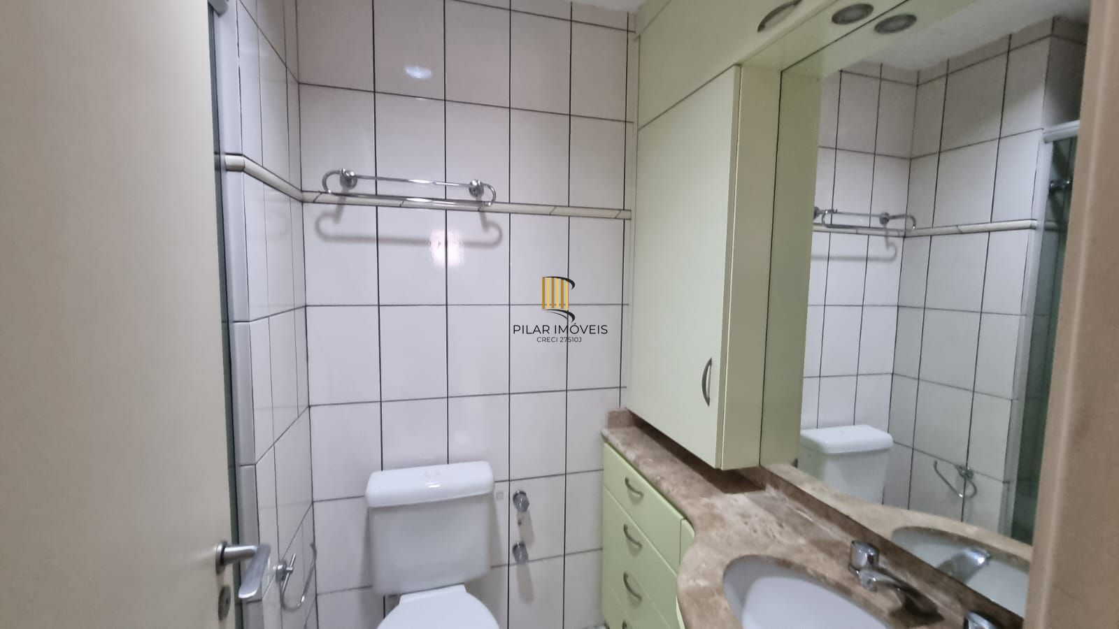 Apartamento 03 dormitórios 110mq e duas vagas, semi mobiliado,  no Bairro Auxiliadora para locação.